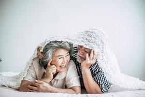 heureux, couples aînés, rire, dans chambre photo