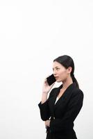 Portrait de femme d'affaires confiante à l'aide de téléphone mobile isolé sur fond blanc
