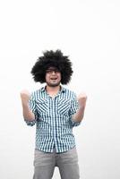 homme aux cheveux bouclés drôles isolé sur fond blanc photo