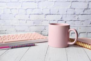 tasse rose sur le dessus du bureau photo