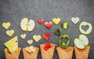 divers fruits avec des cornets de gaufres photo