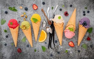 Crème glacée colorée en cônes sur fond de béton photo