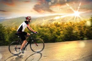 cycliste à le coucher du soleil photo