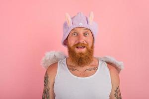 étonné homme avec barbe et tatouages actes comme un ange photo