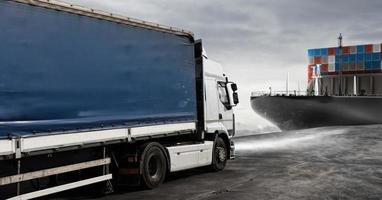 un camion et cargaison navire prêt à début à livrer photo