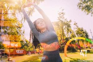 femme Est-ce que Gym élongation des exercices Extérieur dans une ensoleillé journée photo