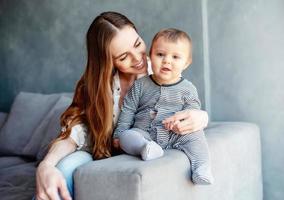 peu enfant souriant et content avec maman photo