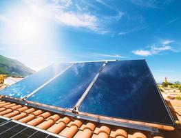 renouvelable énergie système avec solaire panneau pour chaud l'eau photo