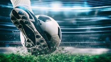 Football scène à nuit rencontre avec proche en haut de une football chaussure frappe le Balle avec Puissance photo