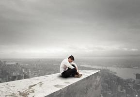 seul désespéré homme d'affaire. solitude et échec concept photo