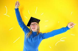 femme est content à avoir atteint l'obtention du diplôme et Succès dans études photo