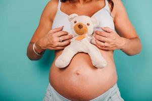 Enceinte femme attendant une enfant caresses sa ventre photo