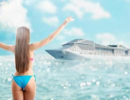 femme dans bikini prendre plaisir sa voyage avec une croisière navire photo