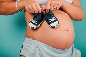 Enceinte femme attendant une enfant caresses sa ventre photo