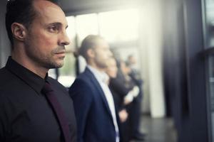 les hommes d'affaires cette Regardez loin pour le avenir. concept de travail en équipe, Partenariat et Commencez photo