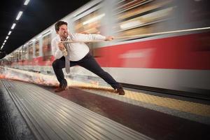 homme d'affaire en retard à le métro photo