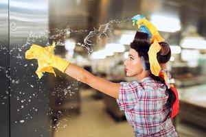 marrant femme au foyer nettoie et désinfecte à garder germes une façon photo