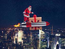 Père Noël claus livre cadeaux avec une vite espace fusée photo