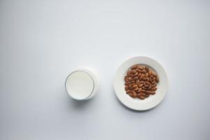 Haut vue de amande écrou et Lait sur blanc Contexte photo