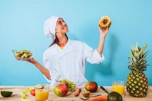 femme chef prépare une Nouveau le reçu avec des fruits photo