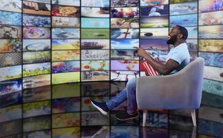 homme a amusement en train de regarder une film. concept de divertissement et diffusion la télé. rouge Contexte photo