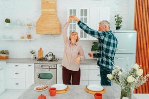 mari et épouse Danse à Accueil pendant petit déjeuner photo