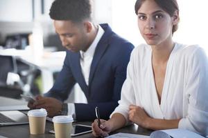 équipe de affaires la personne travaux ensemble. concept de travail en équipe photo