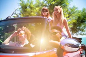 Jeune copains prêt à Voyage par le voiture photo