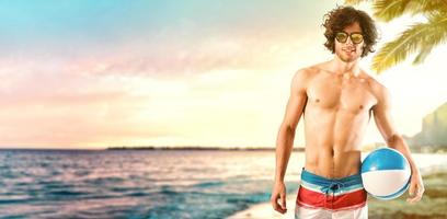 magnifique garçon avec une Balle à le plage à le coucher du soleil. relaxation et amusement concept photo