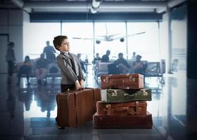 Jeune homme d'affaire dans aéroport photo