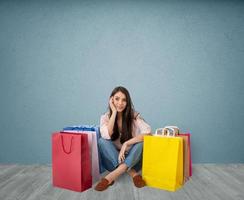 content femme avec les filles avec Sacs après achats photo