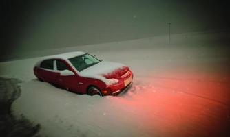 rouge voiture coincé dans neige photo