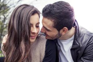 agréable couple de copains embrasse et baisers sur une en bois pont photo