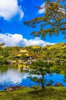 Temple Kinkakuji ou pavillon d'or à Kyoto, Japon photo