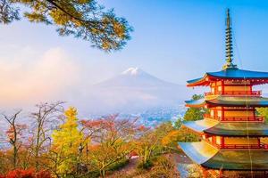 mt. fuji avec pagode chureito au japon photo