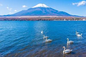 vue du mt. Fuji et le lac Yamanakako au Japon photo