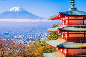 mt. fuji avec pagode chureito au japon photo