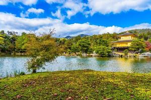 Temple Kinkakuji ou pavillon d'or à Kyoto, Japon photo