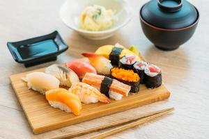 sushi maki saumon, thon, coquille, crevettes et autres viandes photo