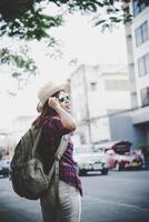 Voyage femme touristique avec sac à dos à l'extérieur pendant les vacances photo