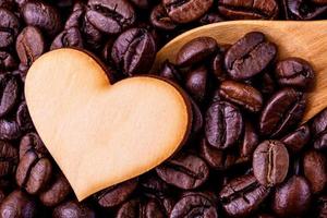 grains de café avec un coeur en bois photo
