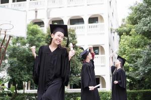 Portrait de divers étudiants diplômés internationaux célébrant leur réussite