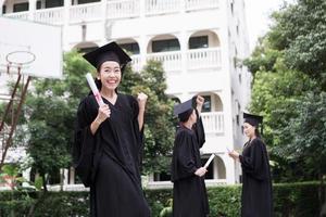 Portrait de divers étudiants diplômés internationaux célébrant leur réussite photo