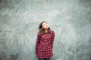 beau jeune hipster debout dans des vêtements à la mode sur fond grunge photo