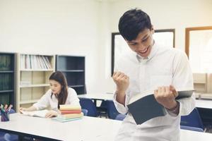 jeunes étudiants asiatiques à la bibliothèque lisant un livre photo