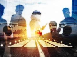 prendre de de une moderne avion et double exposition avec silhouettes de les passagers dans le aéroport photo