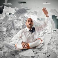 homme d'affaire avec bouée de sauvetage les puits entre feuilles de travail dans Bureau photo