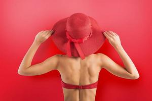 fille Robes une maillot de bain et chapeau dans rouge style photo