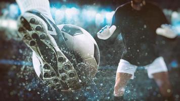 Football scène à nuit rencontre avec proche en haut de une football chaussure frappe le Balle avec Puissance photo