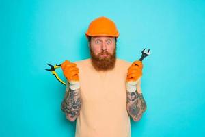 ouvrier avec Jaune chapeau est confus à propos le sien travail photo